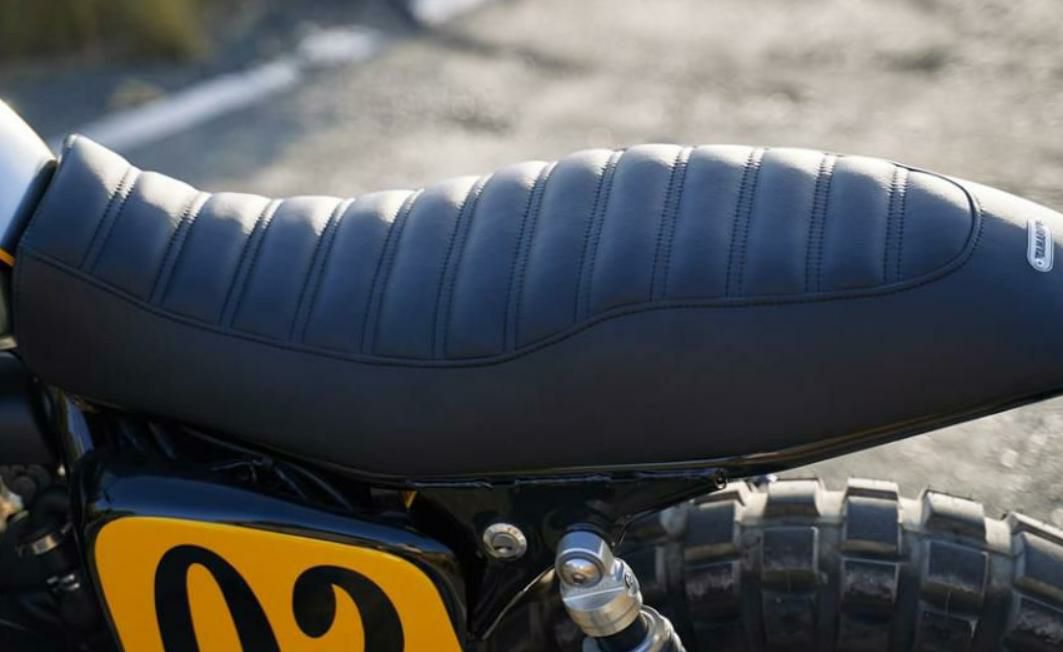 トライアンフ ストリートツイン シート ブリティッシュカスタム