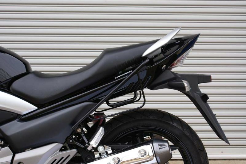 PLOT サドルバッグサポート GSR250/S/F | バイクカスタムパーツ専門店 モトパーツ(MOTO PARTS)