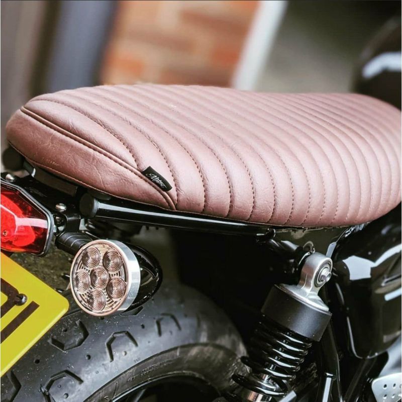 Motone(モートーン) The Viper Skinny Ribbed・シート・ストリートツイン/カップ/スクランブラー・ボンネビルT100/T120・水冷・ブラウン-01