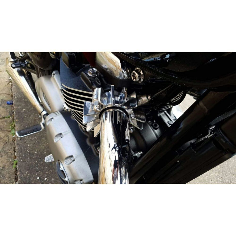 Motone ビッグフィン・エキゾーストクランプ トライアンフ ポリッシュ 水冷ツイン用-04