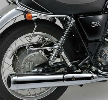 デイトナ サドルバッグサポート 右側 ヤマハ SR400/500-01