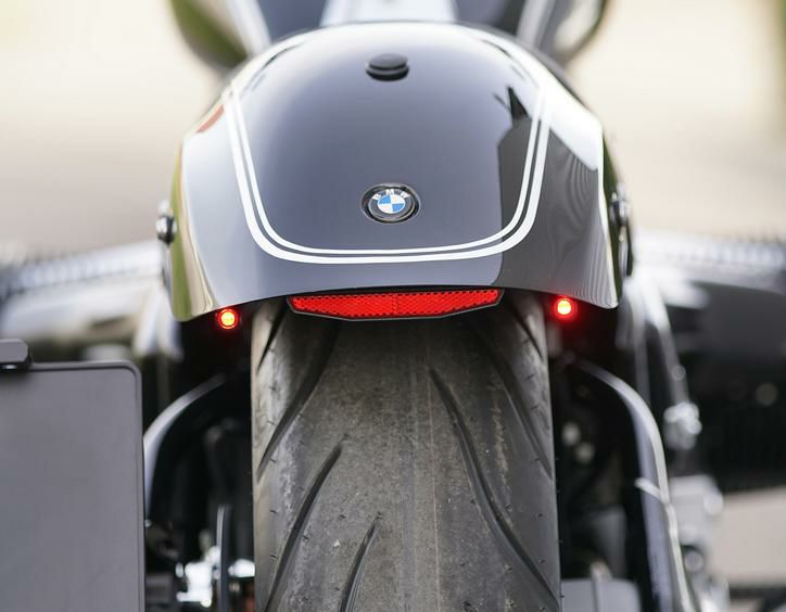 BMW R18 LEDウインカー テールランプ機能付き Eマーク ワンダーカインド | バイクカスタムパーツ専門店 モトパーツ(MOTO PARTS)
