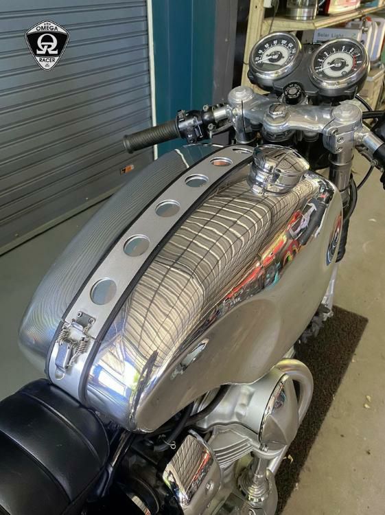 専用。カワサキ w650タンク 凹みあり （Kawasaki W650 アルミ タンク 