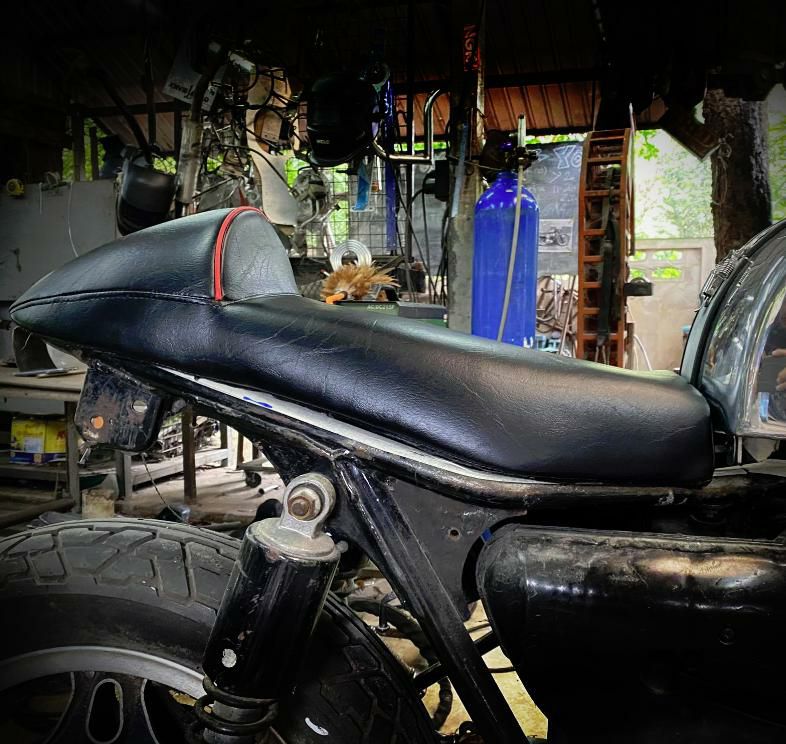 W400, W650, W800 カフェ シート オメガレーサー | バイクカスタム 