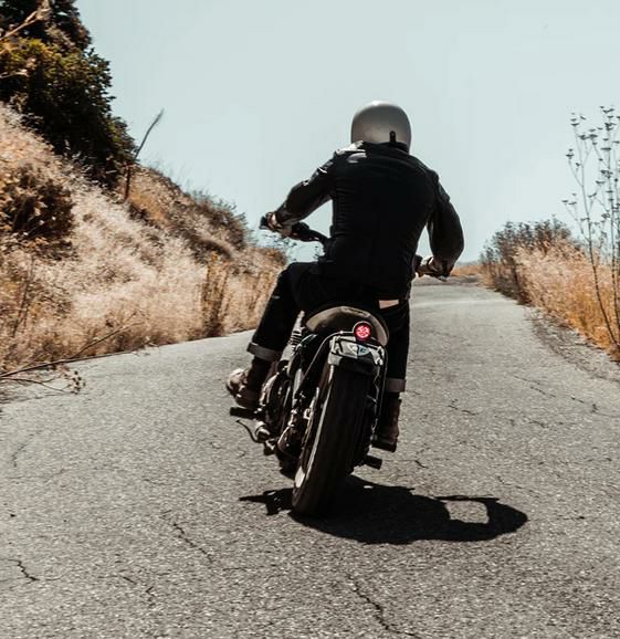 トライアンフ　sr400 ナンバーベースプレート、テールランプ トライアンフ ボバー テールランプ&ナンバープレート ブリティッシュ