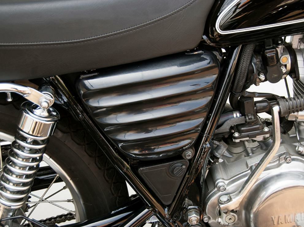 ヤマハ SR400/500 リブ付きサイドカバー モーターロック | バイク 