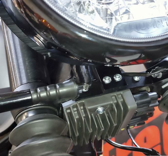 T100/T120 ヘッドライトステー＆レギュレーターブラケット シルバー