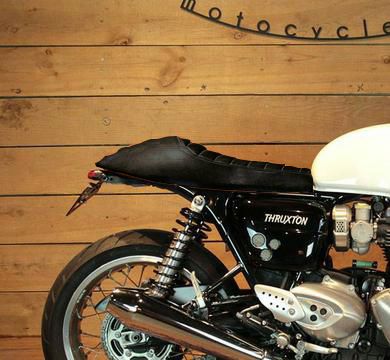 スラクストン 1200 ブラックレザー レーサーシート BAAK Triumph 