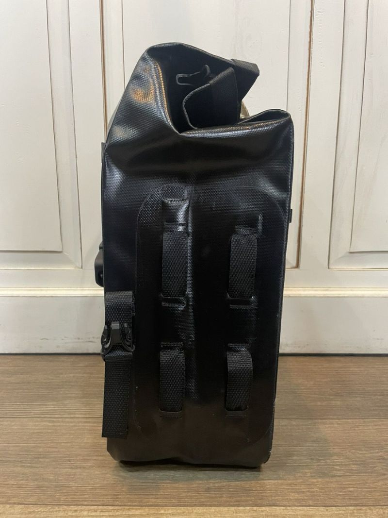 PODEROSA LOFOTEN クイックリリース・防水サドルバッグ 22L (ブラック