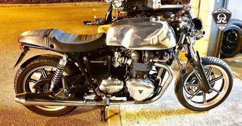トライアンフ ボンネビル スラクストン900 タンク 黒 キャブ車用 トライアンフ スラクストン900 キャブ車用 純正ガソリンタンク