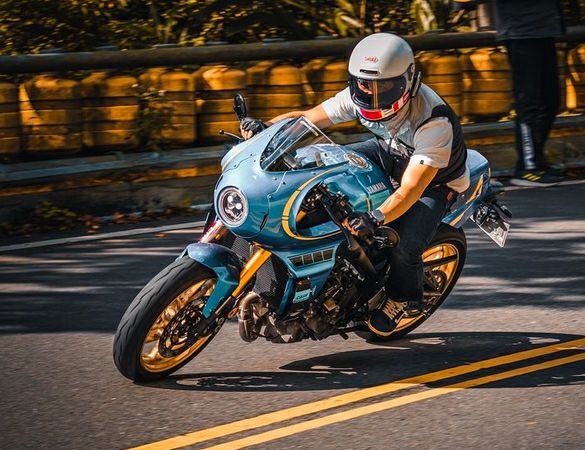 ヤマハ XSR900 C-S フロントカウル/シートカバー/トリプル