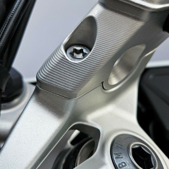 BMW R1300GS (24-) ハンドルバーライザー 30mmアップ 33mmオフセット シルバー VOIGT MOTO TECHNIK |  バイクカスタムパーツ専門店 モトパーツ(MOTO PARTS) SHYYBD に適合する R1300GS Adventure R1300用 ハンドルバーライザー 29mm CNCアルミ製 ハンドル