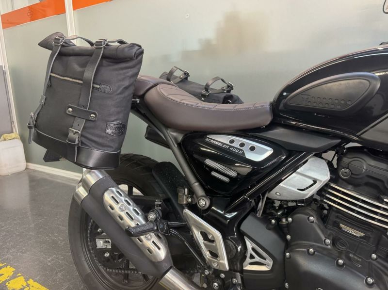 トライアンフ スクランブラー400X サドルバッグ ステー サテンブラック