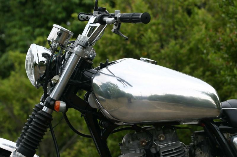 た*ん様 YAMAHA SR400 タンク 限定300個！ ヤマハが「SR400」の1/6スケール ミニチュアタンクを発売