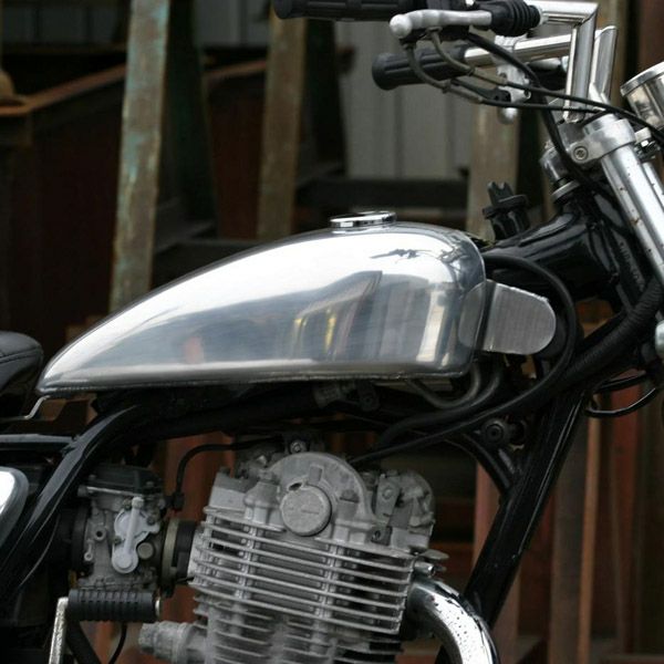 赤ライン 黒 力強い SR400用チョップタンク