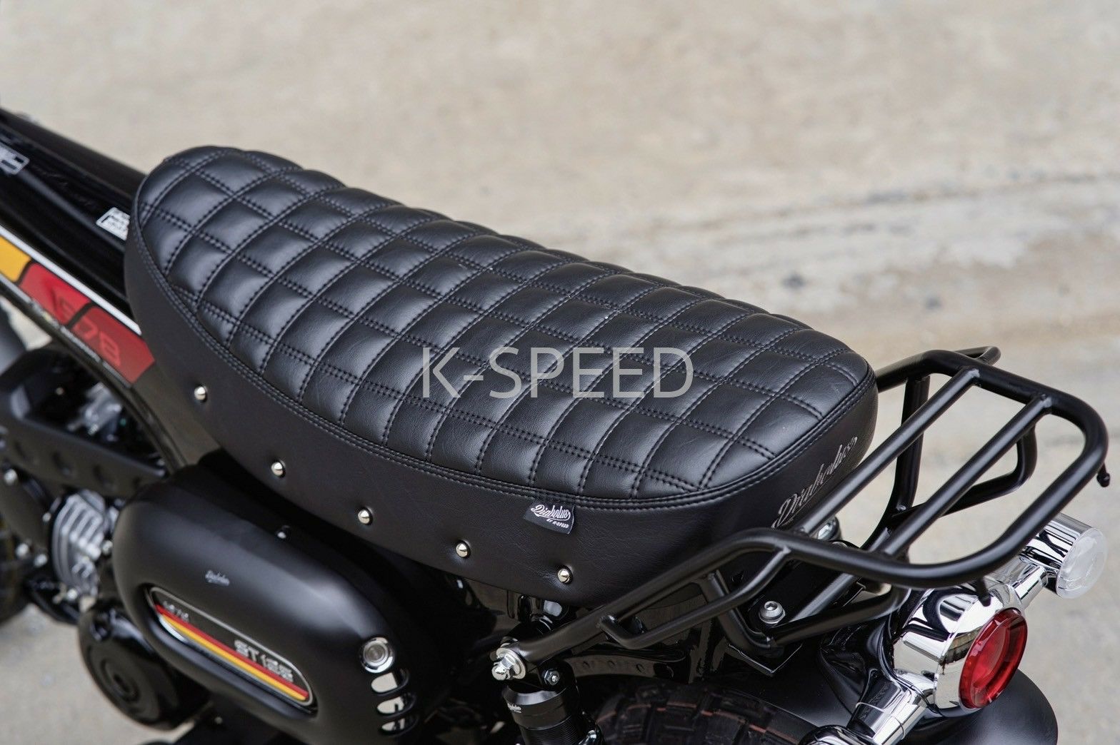 ホンダ DAX125用シート K-SPEED Diabolus（QWPONB(した) オートバイ 