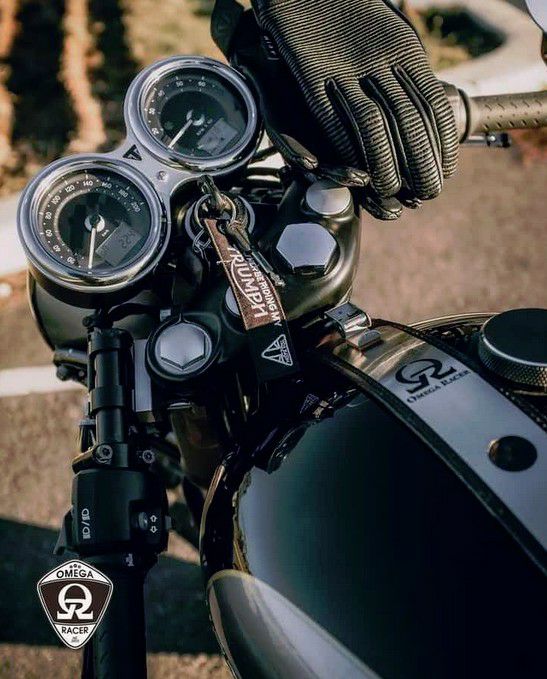トライアンフ 空冷 T100 スラクストン スクランブラー タンク