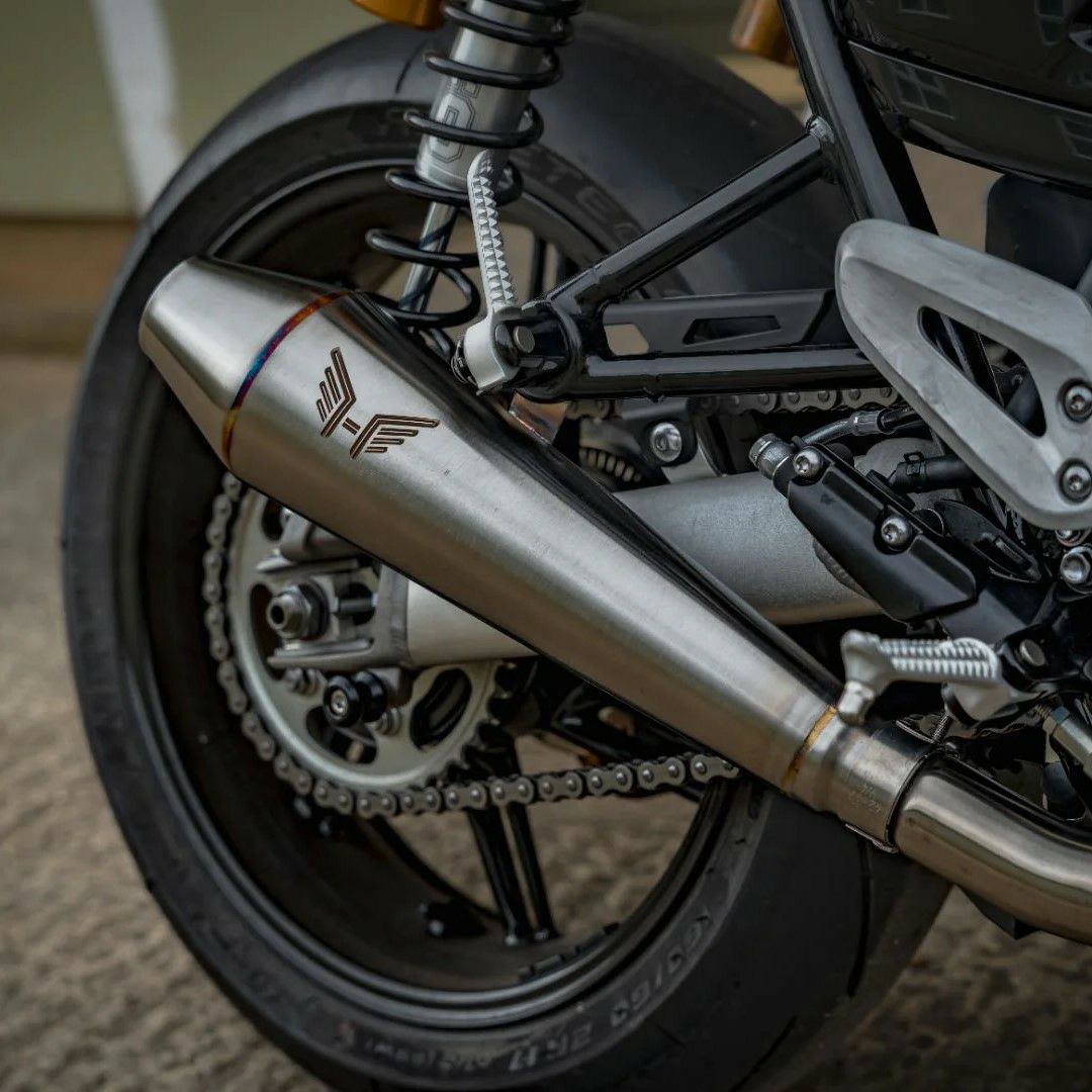 トライアンフ スピードツイン 1200 RS リバースコーンスリップオンマフラー チタン HITCHCOX