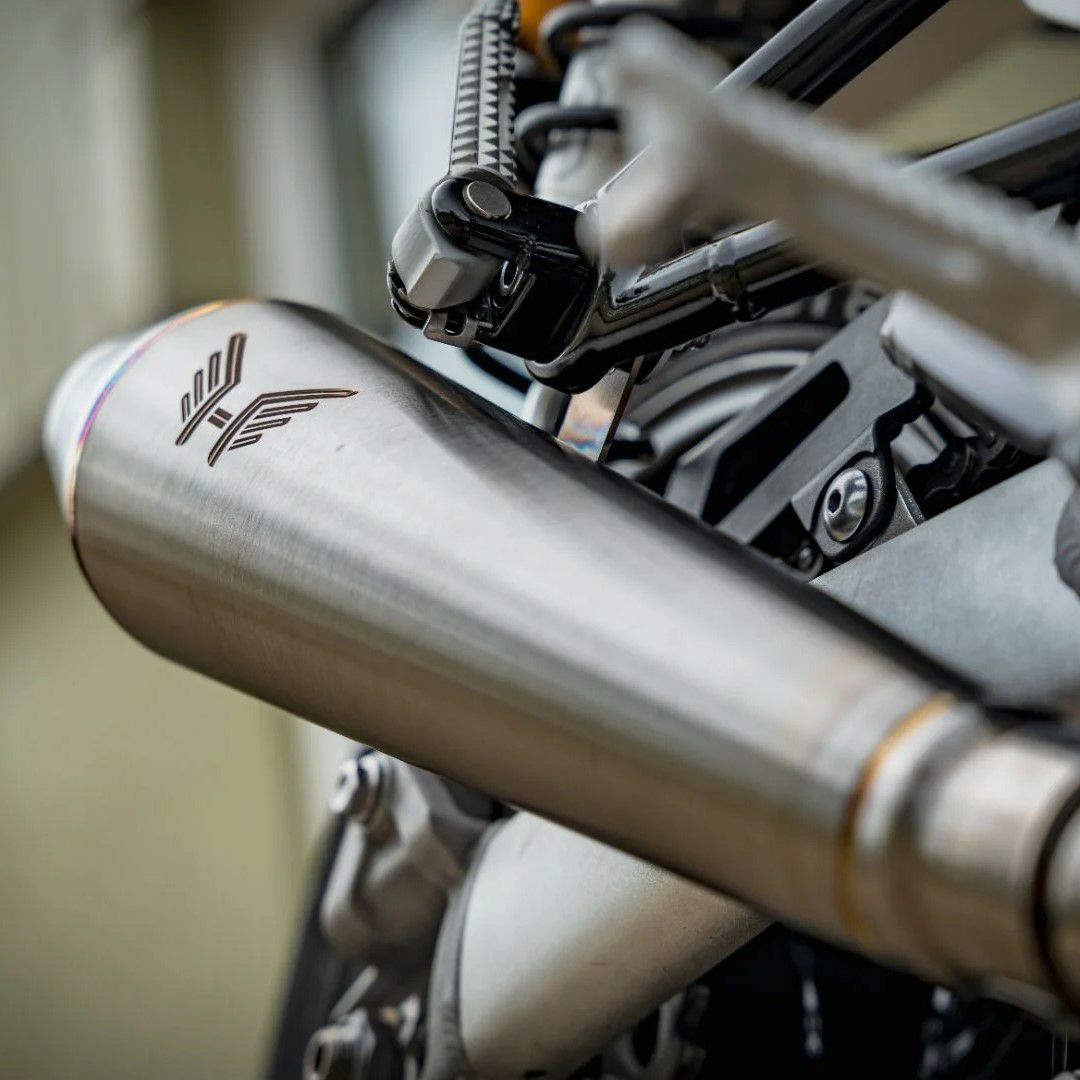 トライアンフ スピードツイン 1200 RS リバースコーンスリップオンマフラー チタン HITCHCOX