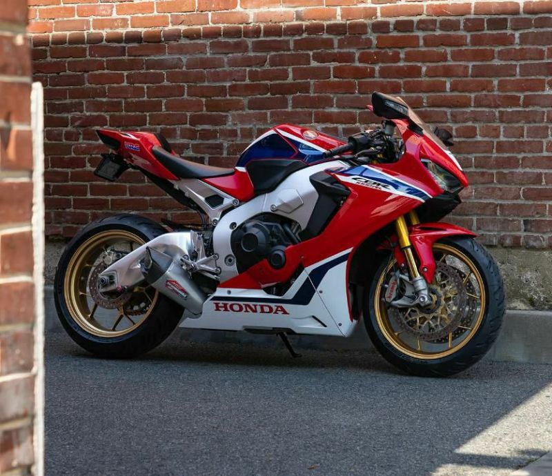 USヨシムラ AT2 スリップオンマフラー HONDA CBR1000RR/SP/SP2 (2017-2024)