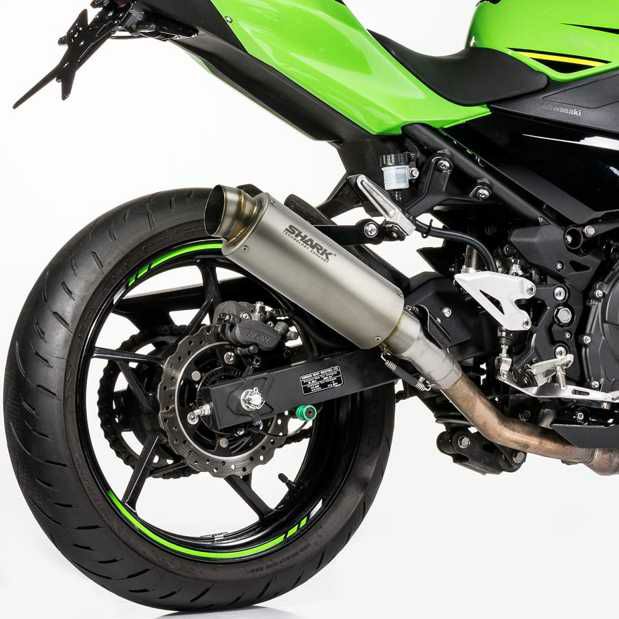 SHARK スリップオンマフラー SRC 4 カーボン KAWASAKI Z800 (2013-2016)