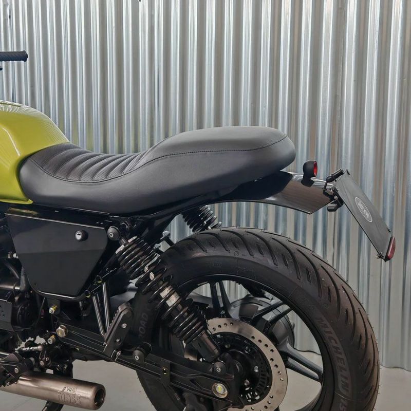 モトグッチ V7 850 (2021-) リアフェンダー&テールライト&ナンバー