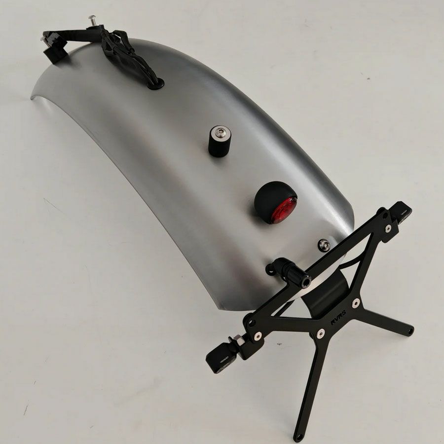 モトグッチ V7 850 (2021-) リアフェンダー&テールライト&ナンバー