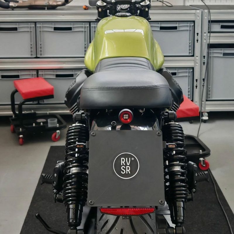 モトグッチ V7 850 (2021-) リアフェンダー&テールライト&ナンバー