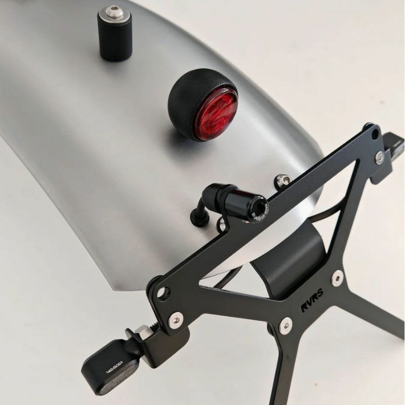 モトグッチ V7 850 (2021-) リアフェンダー&テールライト&ナンバー