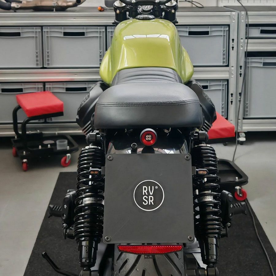 モトグッチ V7 850 (2021-) リアフェンダー&テールライト&ナンバー