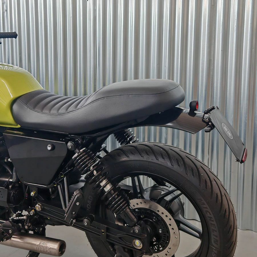 モトグッチ V7 850 (2021-) リアフェンダー&テールライト&ナンバー